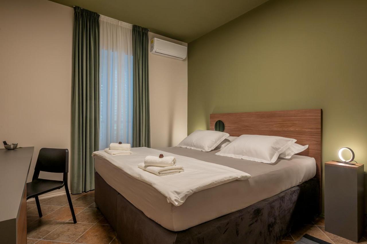Green, Deluxe Two Bedroom Suite Split Exterior photo