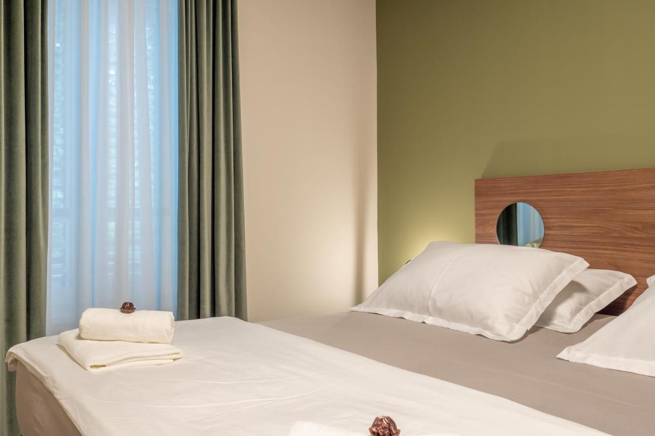 Green, Deluxe Two Bedroom Suite Split Exterior photo